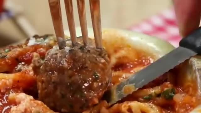 SPAGHETTI MEATBALLSOUP IN GARLICBREAD BOWL