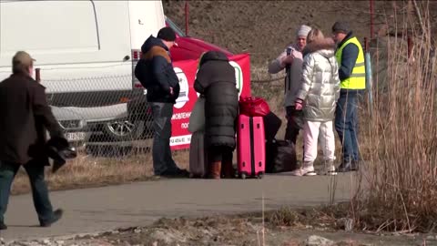 The anxious wait for relatives at Ukraine's border