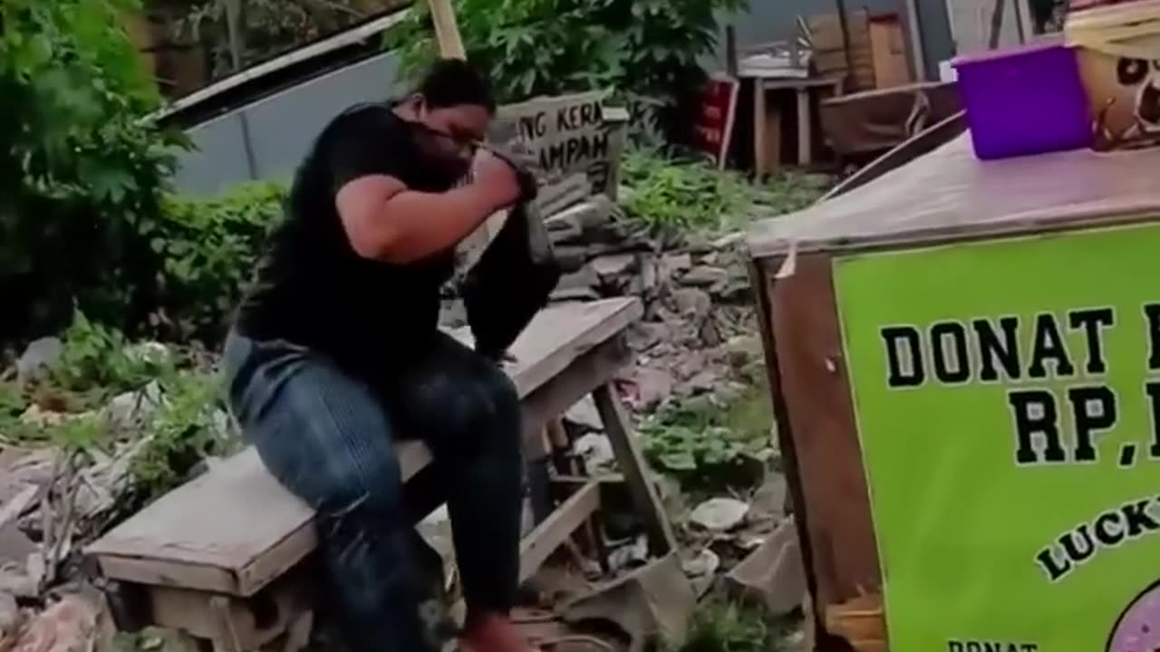 Street Vendor sells donuts to pay for her parents funeral 😣😔