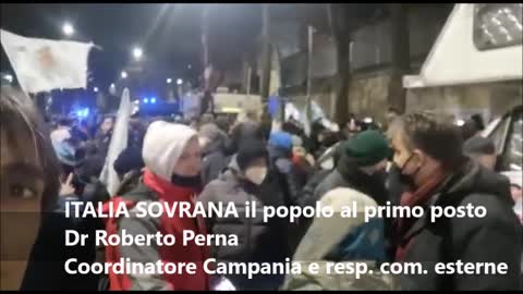 Napoli 18.12.2021. La protesta dei Vigili del fuoco, sindacato di polizia, portuali di Trieste