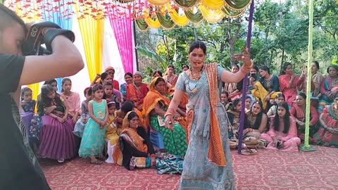 Kumauni Mahina Sangeet mein bhabhi ne kiya dance