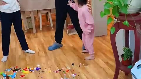二胎的卑微日常，嘟嘟是怎麼伺候姐姐的，她真的太熟練了😭 #嘟嘟的卑微生活#二胎生活#搞笑萌娃日常#嘟嘟小可耐