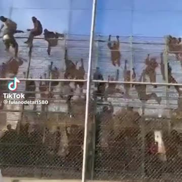 Hranice mezi USA a Mexikem a valící se řeka migrantů