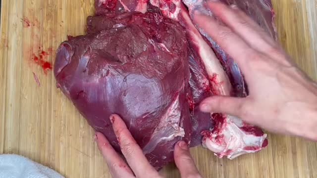 Butchering a deer hindquarter #venison #cooking #Recipe