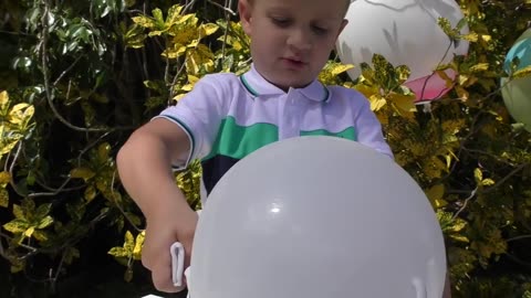 roma and diana play with balloons