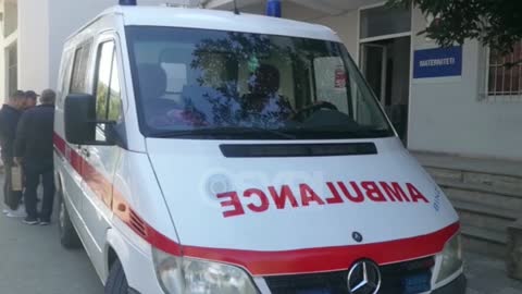 Kryetari i bashkisë i plagosur me thikë mbërrin në spitalin e Lushnjës