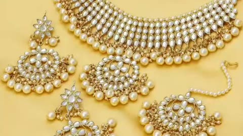 Sukkhi trendy kundal golden