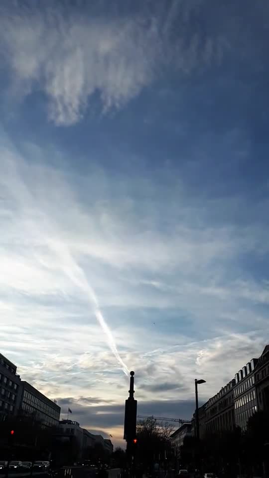 Himmel in Berlin am 8.11.2022 um 15:45 Uhr