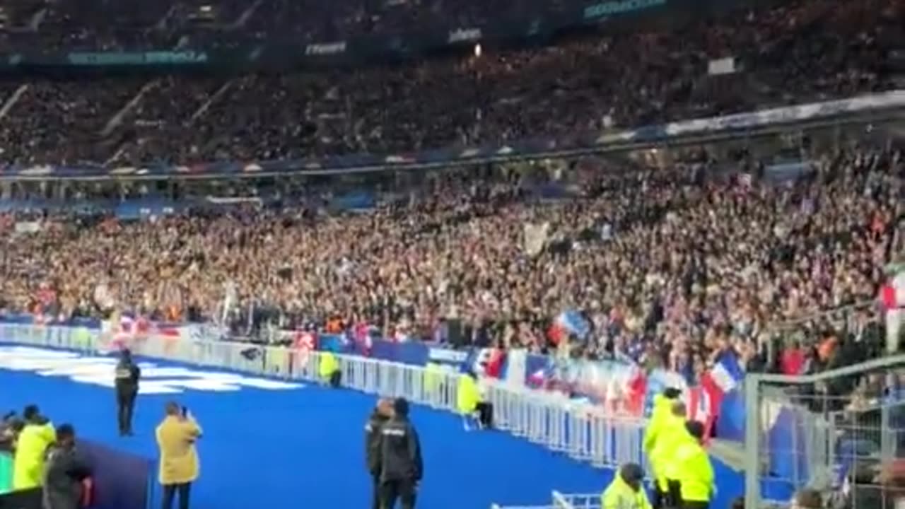 Entire stadium chants “Macron Resign”