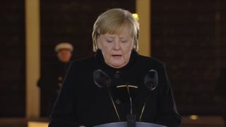 El adiós de Merkel tras 16 años en el poder con rosas rojas