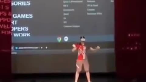 Φορούσε γυαλιά VR και κουνούσε τα χέρια, ενώ ο κόσμος παρακολουθούσε…