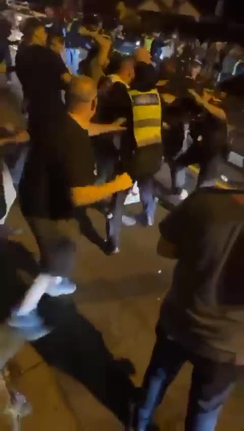 Hundreds of Arab anti-Israel protesters travelled to a Jewish neighbourhood in Melbourne