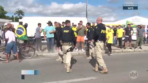 Manifestantes bolsonaristas atacam viaturas no Pará | SBT Brasil