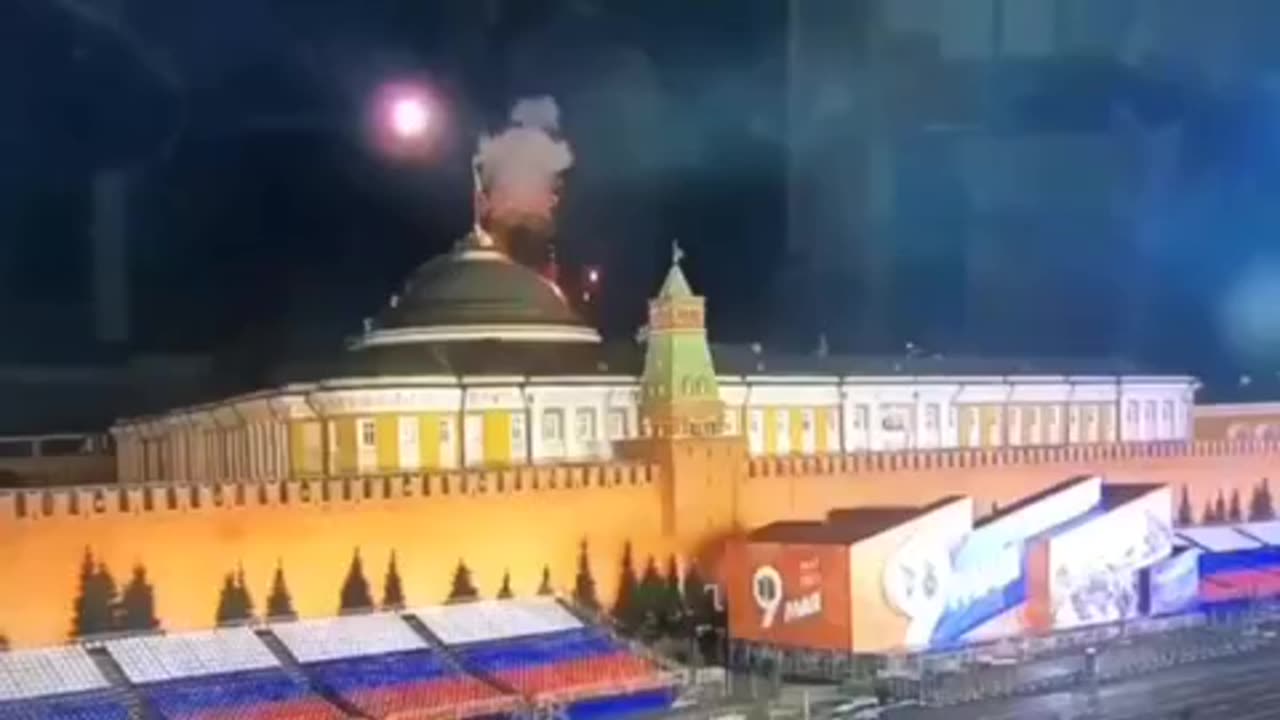 Kamikaze Drone Hits Flagpole On Kreml Roof🇷🇺