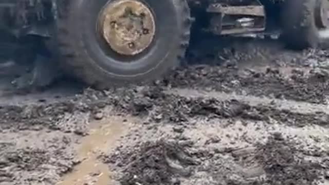 American MaxxPro MRAP vs Ukrainian mud