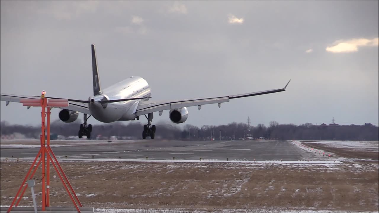 "Mesmerizing Plane Landings on Montreal's Runway: A Must-Watch Aviation Experience"