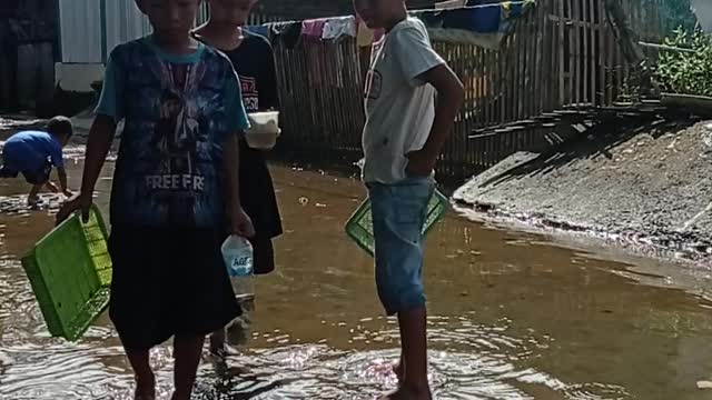 the flood slowly began to recede, the children around tried to catch fish part#3