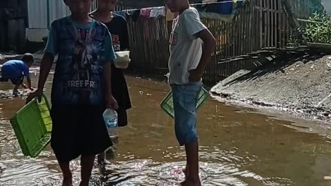 the flood slowly began to recede, the children around tried to catch fish part#3