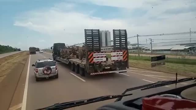 A Brazilian militar convoy defend the border with Paraguay.