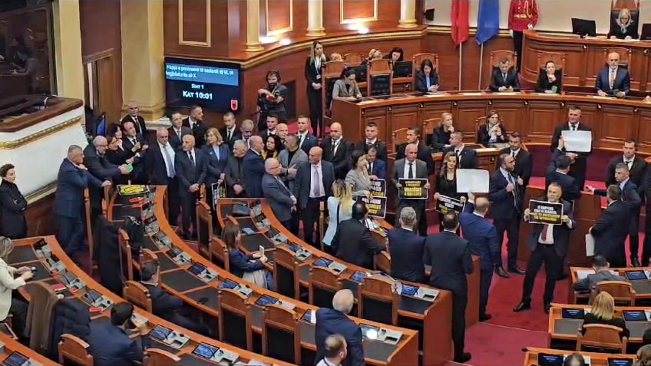 Opozita protestë në Parlament, paterica e Ramës Lul Basha flet në telefon