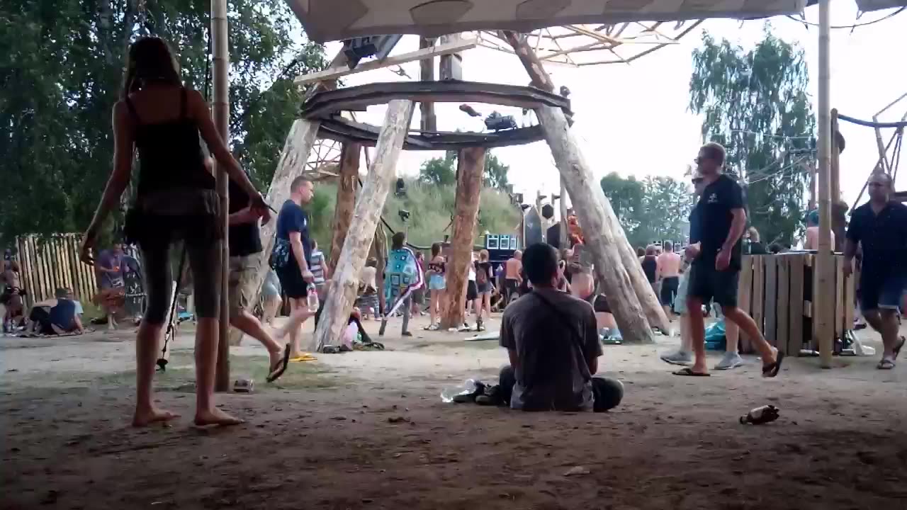 Freqs of Nature 2017 - Forest Floor - Noizebug live - Girl dancing