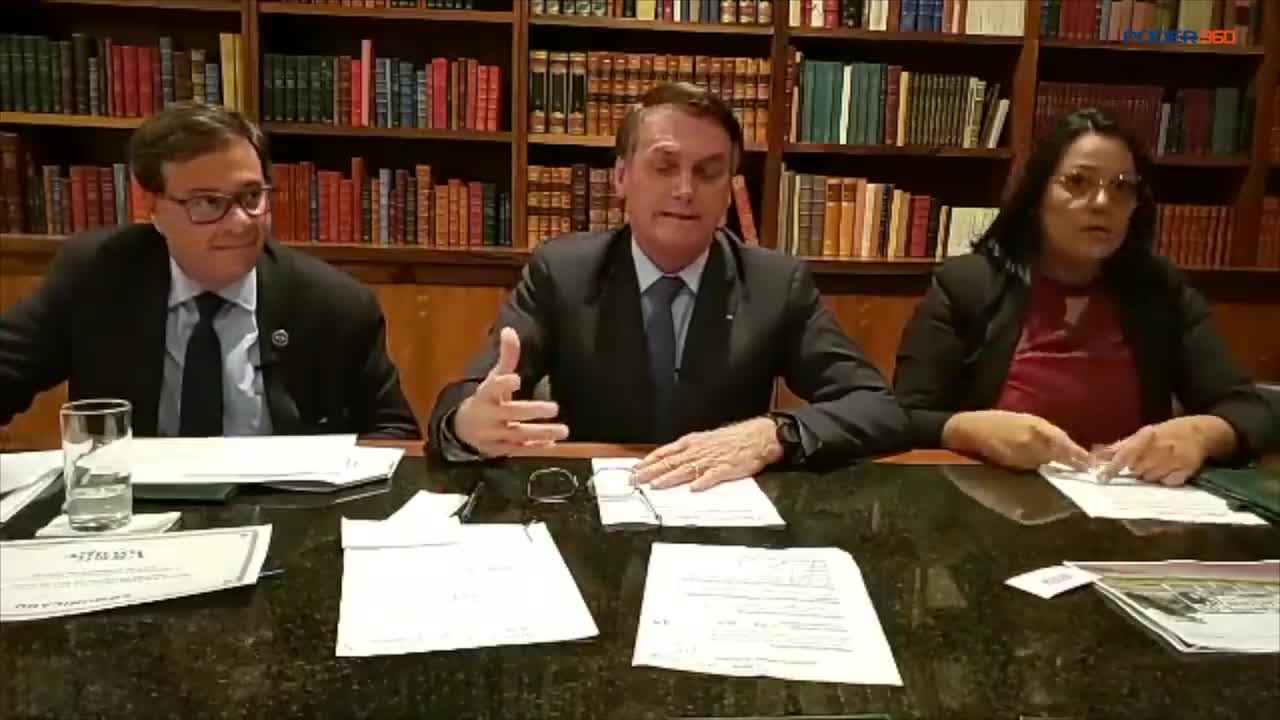 Michelle 'invade' live de Bolsonaro com buquê para comemorar 12 anos de casamento