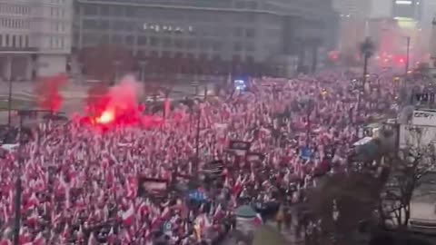 🇵🇱 Several Hundred Thousand Polish people out today rejecting Globalism