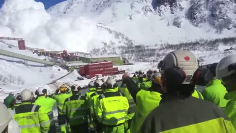 World's Biggest Avalanche - 2 contrasting views