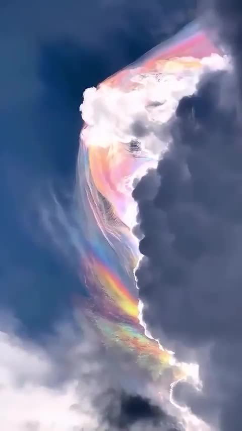 Stunning rainbow cloud formation - Cloud iridescence
