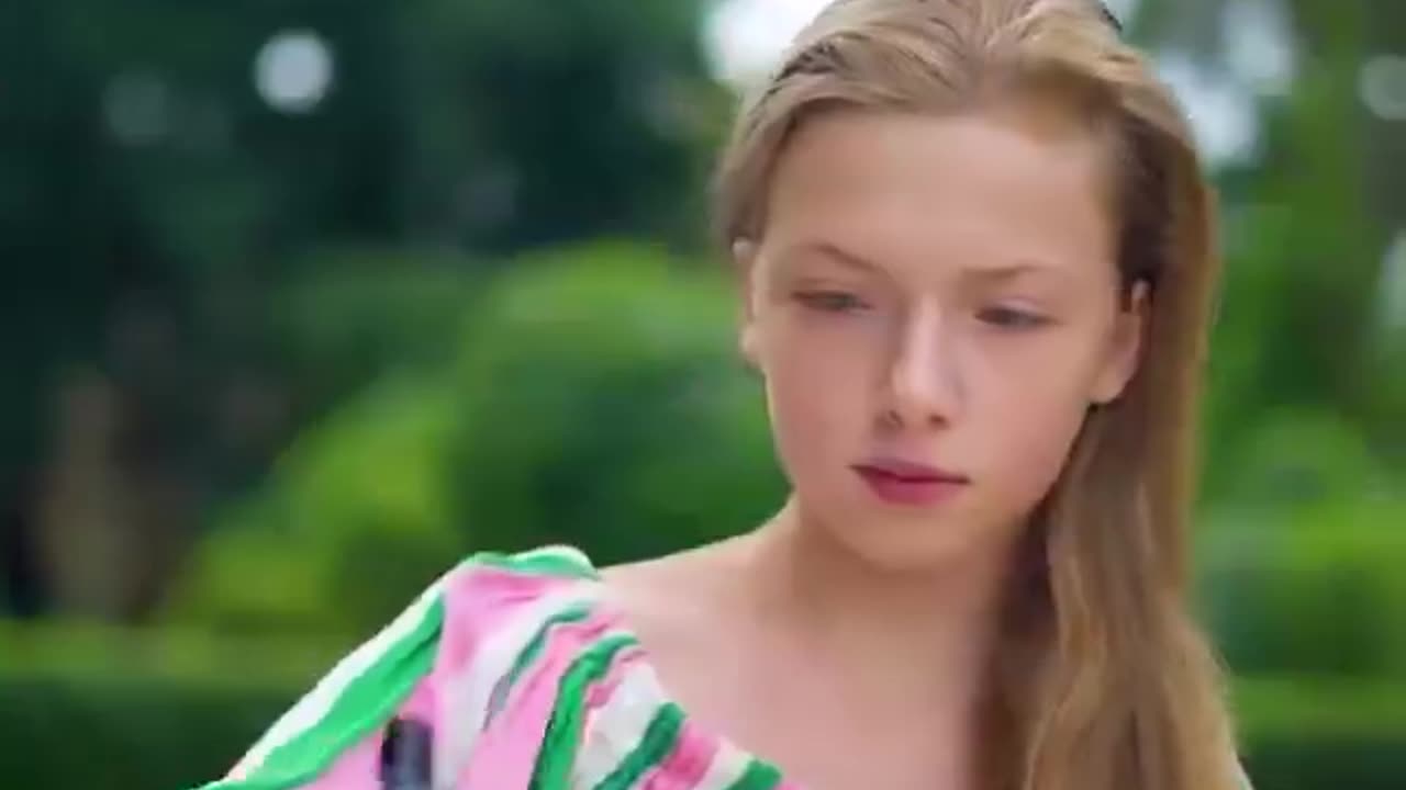 Strangers' Kindness Shines: Touching Moment as Girl Describes the Beauty of the Day to a Blind Man