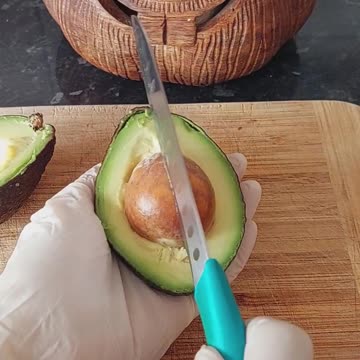 Avocado lifehacks | Chef tips of cutting avocado | cut avocado in less than 10 secs