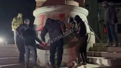 In Odessa, Ukrainians began to dismantle the monument to Catherine II.