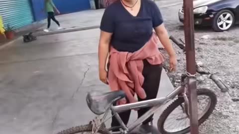 Se quedó sin bicicleta 😅🤣✨