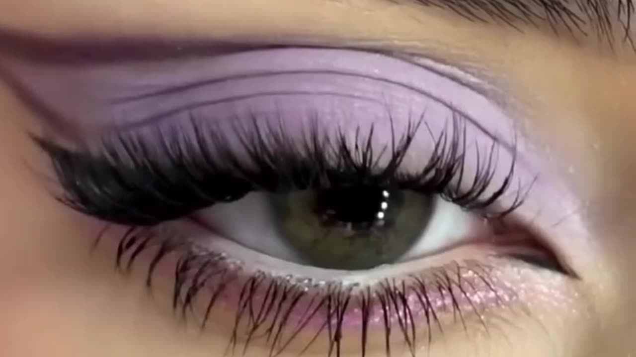 Beautiful lilac makeup inspo💟