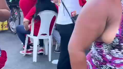 Mulher mijando na rua