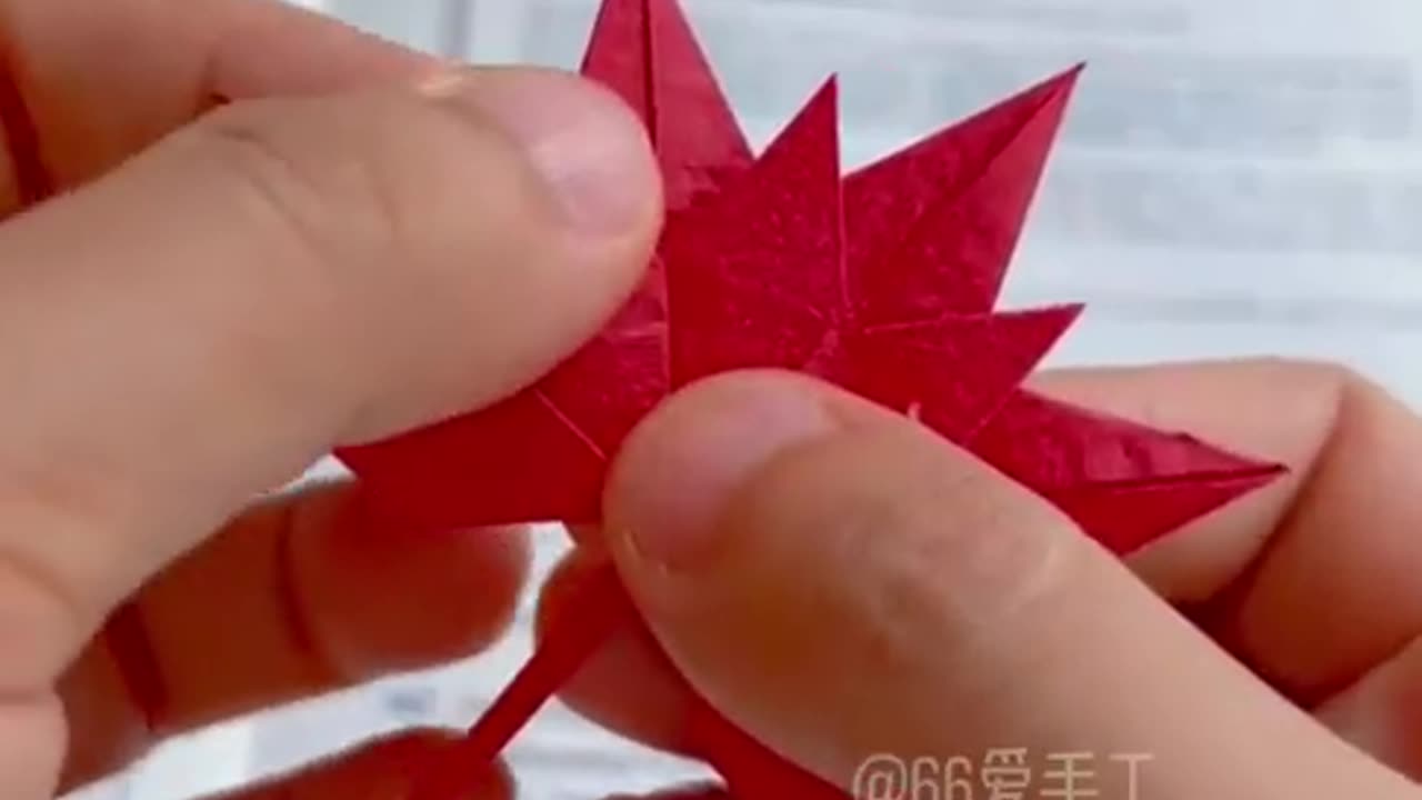 Hand-folded maple leaf bookmarks, It looks complicated but is actually very easy