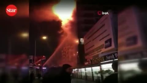 🔥The building of a 10-story business center burned down in Turkey.