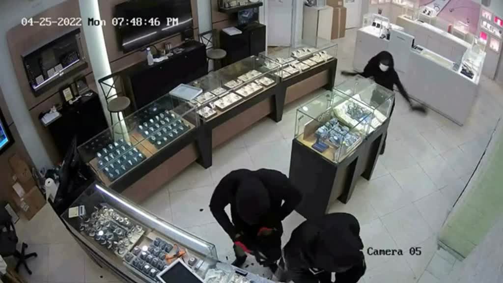 Florida: Female thief pepper sprays jewelry store workers as expensive watches are taken.