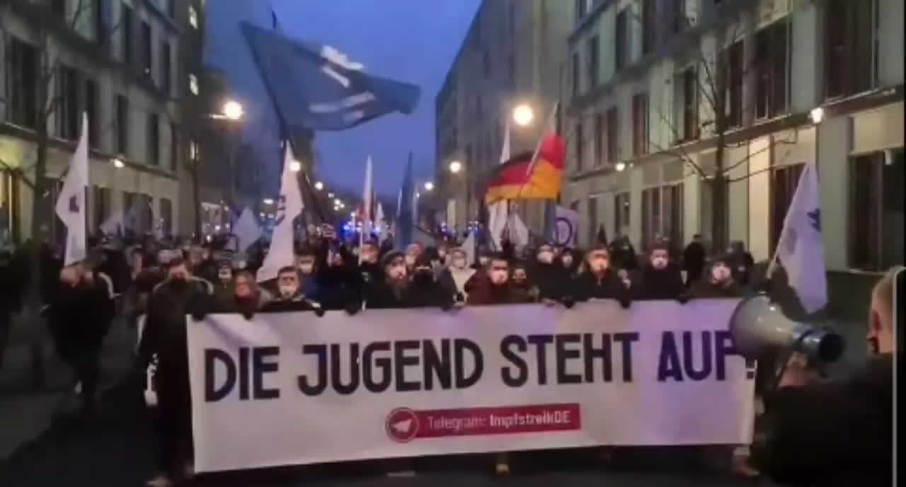 BERLIN AYER CON EL LEMA DIE JUGEND STEHT AUF = LA JUVENTID SE LEVANTA 👊👏