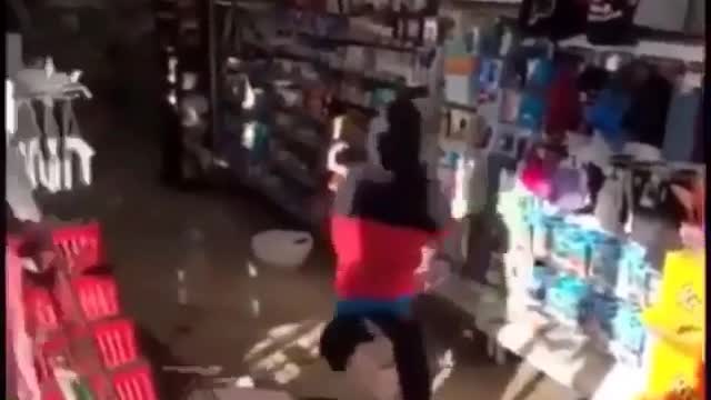 midget tries to rob convenient store