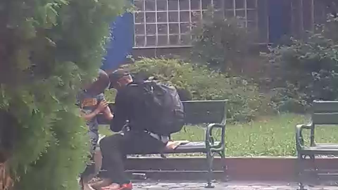 ΚΑΡΦΩΝΟΥΝ ΠΡΕΖΑ ΜΕ ΤΟ ΚΑΛΗΜΕΡΑ ΣΤΟ ΚΕΝΤΡΟ ΤΩΝ ΑΘΗΝΩΝ!!!