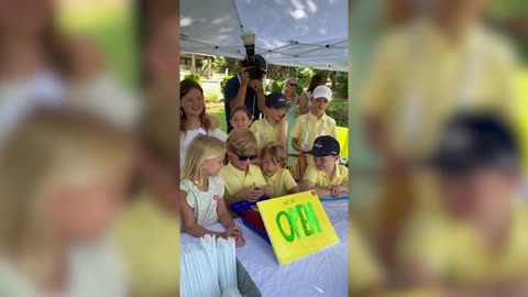 Bryan Harsin tips a $100 bill at lemonade stand