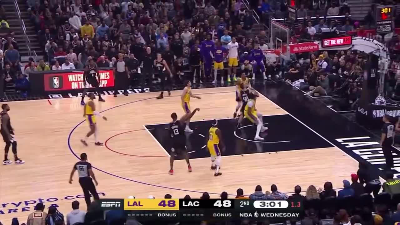 Paul George talk sh*t to Pat Beverley while he can’t guard him🫢 Lakers vs Clippers