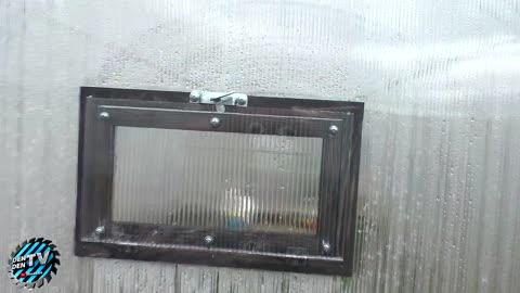 HACKS IDEAS - DIY Простая форточка в теплицу своими руками !
