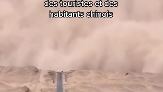 A huge storm of sand was filmed by tourists and Chinese locals