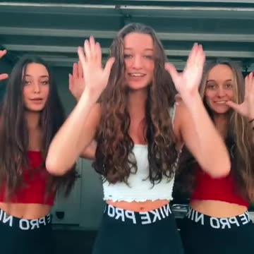 THE OG NIKE PRO GIRLS😳