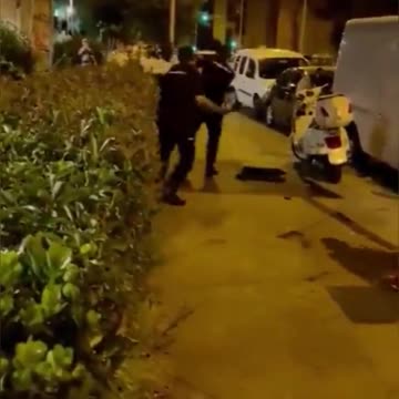 Migrant beats two Spanish police officers and then runs away.