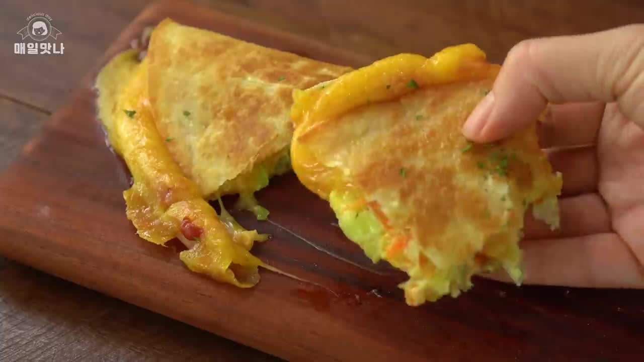 양배추가 있다면 이렇게 만들어보세요, 빵보다 맛있어요 __ 또띠아 양배추 토스트 __ Tortilla Cabbage Toast __ Cabbage Quesadilla