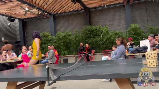 Νεαρό αγόρι παρακολουθεί Drag Queen να κάνει στριπτίζ σε εκδήλωση ξενοδοχείου!