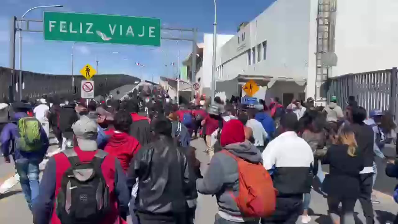 RUSH HOUR: 1,000 Migrants Rush a Port of Entry in El Paso to Try and Get Into U.S.